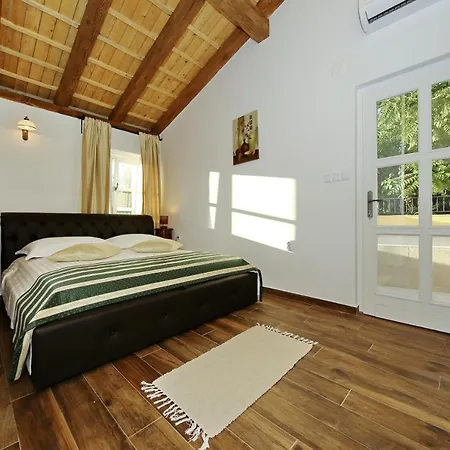 Rustica Villa Vir